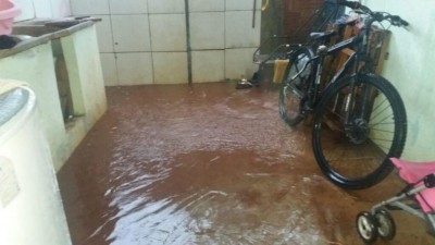 Casa no Jardim Água boa foi invadida pela água com a chuva deste domingo (Foto: 94FM)