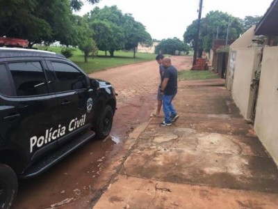 Homem preso nesta manhã em Ponta Porã é conduzido por policial (Foto: Divulgação)