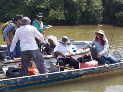 Fiscalização da PMA em rio do Estado; regras para pesca amadora e desportiva vão mudar a partir deste ano. (Foto: PMA/Divulgação)