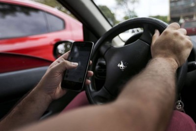 Dirigir o veículo usando o telefone celular  teve um total de 3.141 infrações de trânsito - Foto: Marcelo Camargo/Agência Brasil