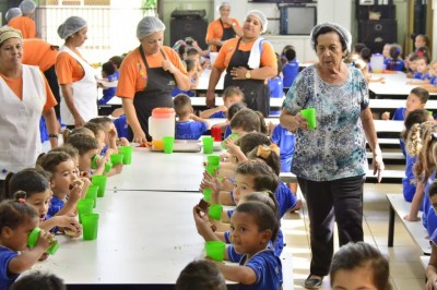 Aos 82 anos, Dona Josephina está todo dia na Creche André Luiz para ajudar a cuidar das quase 300 crianças atendidas (Foto: Eliel Oliveira/Divulgação)