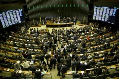 Plenário da Câmara aprovou, em votação simbólica, suspensão de decreto sobre sigilo de documentos (Foto: Wilson Dias/Agência Brasil)