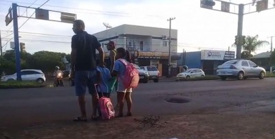 Semáforos desligados no cruzamento da Avenida Marcelino Pires com a Rua Brasil (Foto: reprodução/vídeo)