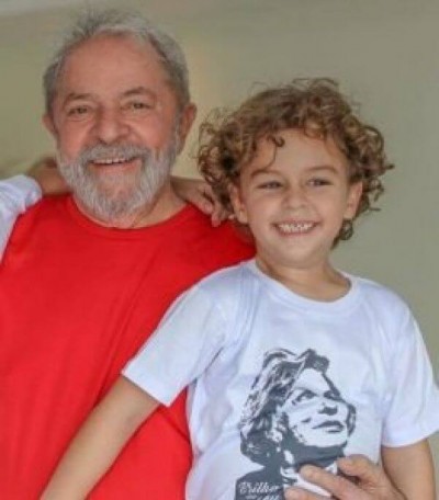 Lula e o neto Arthur Araújo Lula da Silva (Foto: Reprodução Facebook)