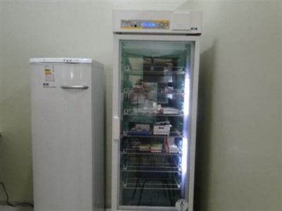 À esquerda a geladeira usada nos postos de saúde, à direita a correta que deve ser utilizada - Foto: internet