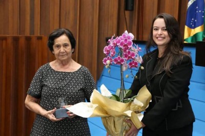 Josephina Fernandes Capilé recebeu o troféu Celina Jallad durante sessão solene pelo Dia Internacional da Mulher (Foto: Divulgação/AL-MS)