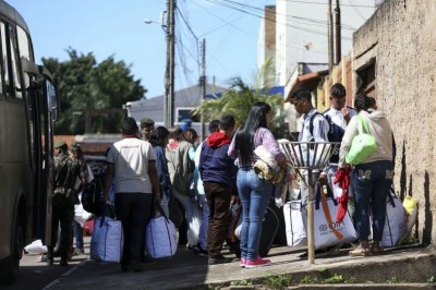 Grupo de migrantes venezuelanos chega a Brasília (Foto: Marcelo Camargo/Arquivo/Agência Brasil)