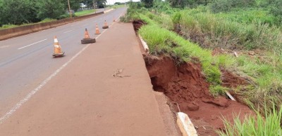 Enxurrada provocou erosão próximo ao acostamento da rodovia estadual (Foto: 94FM)