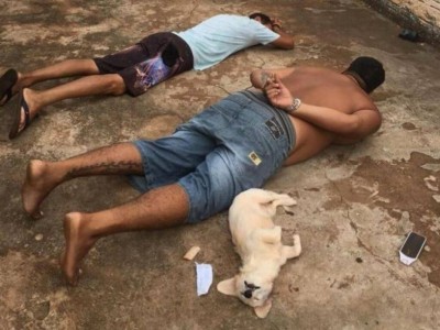 Suspeitos deitados ao lado de cachorrinha durante abordagem (Foto: Reprodução/ Passeando em Campo Grande)