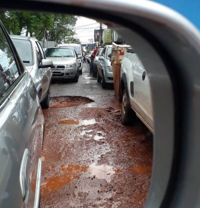 Enquanto licitação não acontece, buracos tomam conta das ruas de Dourados (Foto: Eliel Oliveira)