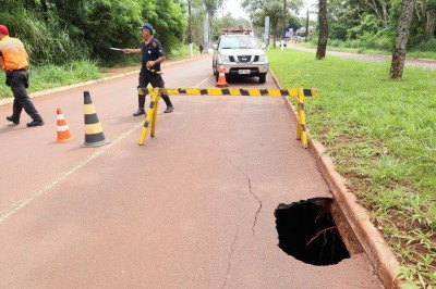 Agetran interdita trecho da avenida Presidente Vargas onde solo cedeu e abriu um buraco no asfalto (Foto: A. Frota)