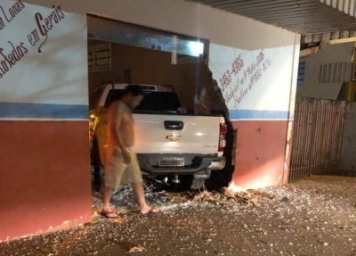Veículo destruiu a fachada da tapeçaria (Foto: Divulgação/PM)