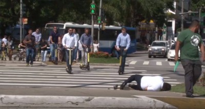 Secretário do Meio Ambiente de Campo Grande cai ao testar patinete em SC; vídeo (Foto: reprodução/vídeo-Fabio Gadotti)