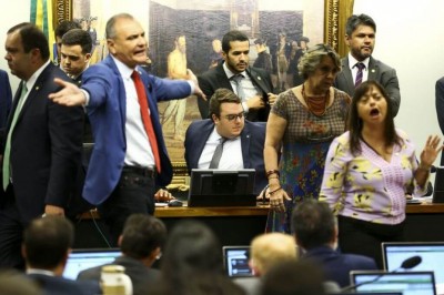 Sessão foi tumultuada e votação do parecer ficou para a próxima semana (Foto: Marcelo  Camargo/Agência  Brasil)