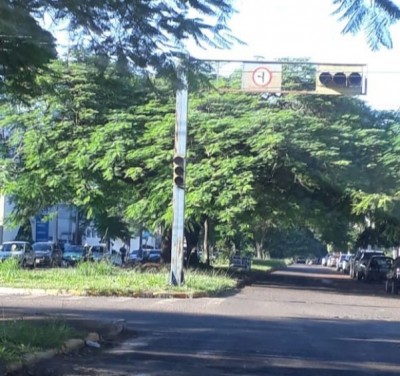 Semáforos desligados no cruzamento das ruas Firmino Vieira de Matos com a Monte Alegre - Foto: divulgação/94FM)