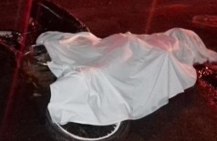 Motociclista de 18 anos morreu no local do acidente. (Foto: Idest)