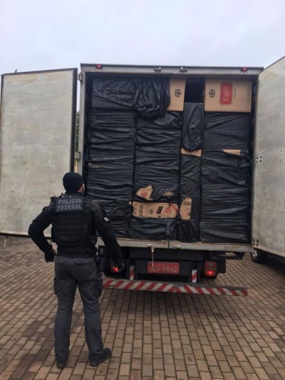 O caminhão transportava 850 caixas de cigarros do Paraguai (Foto: Divulgação Polícia Federal)