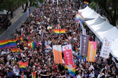 Multidão comemora aprovação do casamento gay pelo Parlamento de Taiwan em Taipei, nesta sexta-feira (17) — Foto: Tyrone Siu/ Reuters