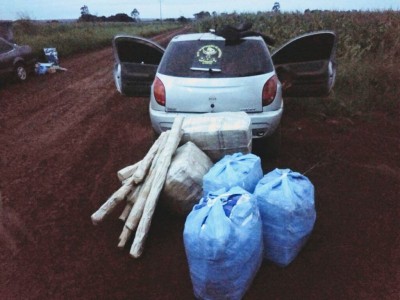 Carro apreendido com mercadorias contrabandeadas do PY - Foto: DOF