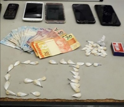 Droga, dinheiro e celulares apreendidos com a acusada - Foto: Sidnei Bronka