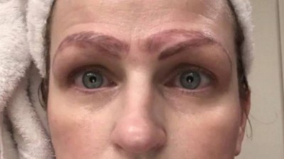 Jami Ledbetter e suas quatro sobrancelhas (Foto: Reprodução/WDAF)