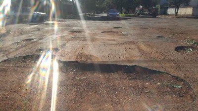 Prefeitura não conseguiu contratar empresa para terceirizar o tapa-buracos em Dourados (Foto: 94FM)