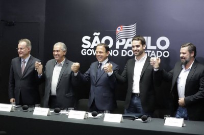 Participaram também do encontro, além dos três governadores, os deputados federais Samuel Moreira e Carlos Sampaio (Foto: Divulgação)