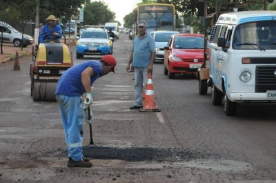 Dispensa de licitação para tapa-buracos emergencial de 2017 teria sido ilegal e irregular (Foto: Divulgação/Prefeitura)