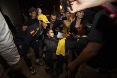 Neymar cumprimenta os torcedores na chegada ao hotel em Brasília - Lucas Figueiredo - CBF