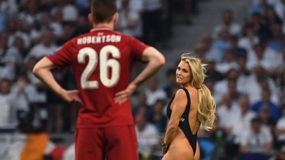 A americana Kinsey Wolanski invadiu o campo do Wanda Metropolitano na final da Champions (Foto: PAUL ELLIS / AFP)