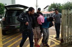 Dupla foi detida por lideranças da aldeia Bororó e encaminhada para a delegacia (Foto: Adilson Domingos)