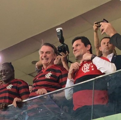 Bolsonaro e Moro assistem ao jogo Flamengo e CSA no Mané Garrincha (Foto: reprodução/Twitter Sergio Moro)