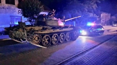Embriagado pilota tanque de guerra por ruas de cidade na Polônia (Foto: Reprodução/Twoje Pajęczno)