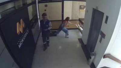 Mulher evita que filho caia do quarto andar de prédio Foto: Reprodução/YouTube