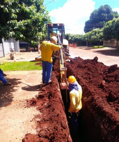 Rede de esgoto sendo implantada em Dourados (Foto: Divulgação/Sanesul)