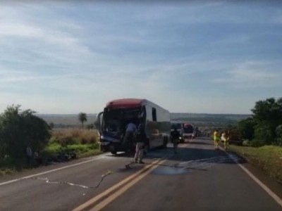 Ônibus ficou com a frente destruída após o acidente (Foto: Divulgação/ PRF)