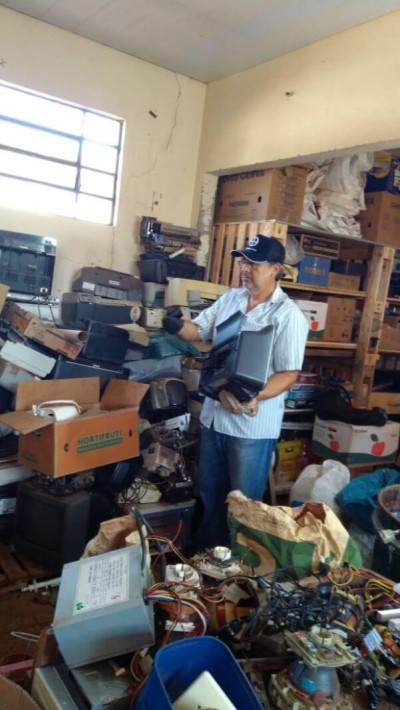 Idomeno mantém um barracão onde faz a reciclagem de lixo eletrônico em Dourados (Foto: Divulgação)
