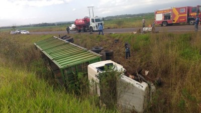 O acidente aconteceu na BR-463, próximo ao Rio Dourados - Fotos: Antonio Coca