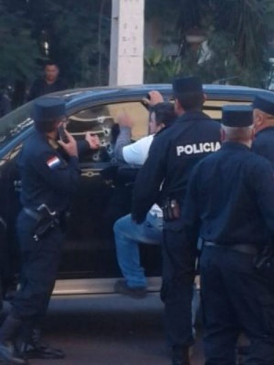 Policiais paraguaios fazem o trabalho de perícia no local do crime. (Foto: Divulgação)