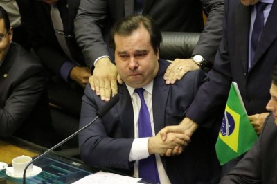 Rodrigo Maia se emociona durante comemoração da aprovação do texto-base da reforma da Previdência - Foto: Rodrigues Pozzebom/Agência Brasil