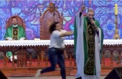 Durante missa, mulher empurra padre Marcelo Rossi do palco em SP