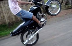 Jovem é detido após empinar motocicleta e fugir da polícia em Dourados