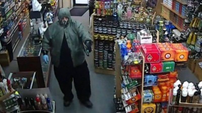 Assaltante ataca loja de conveniência nos EUA (Foto: Reprodução/CBS Philly)