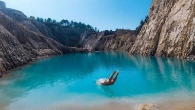 Homem mergulha em lago contaminado na Galícia (Foto: Reprodução/Instagram(izzyandtai))