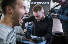 Na Suécia, homem reage ao ter chip implantado na mão esquerda Foto: AFP