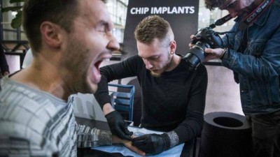 Na Suécia, homem reage ao ter chip implantado na mão esquerda Foto: AFP