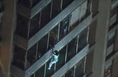 Homem escala prédio para 'salvar a mãe' - Foto: Reprodução/YouTube