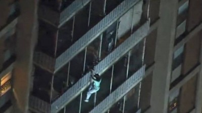 Homem escala prédio para 'salvar a mãe' - Foto: Reprodução/YouTube