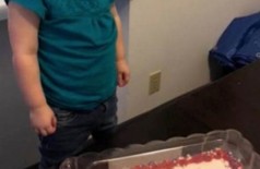 Criança com um bolo de aniversário (Foto: Reprodução/Facebook/Melin Jones)
