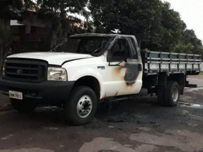 Caminhonete queimada ontem à noite em Caarapó (Foto: Caarapó News)